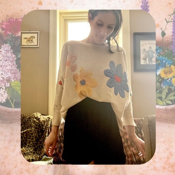 talk of the walk • white & gold metallic floral bat wing top - Picture 1 of 15